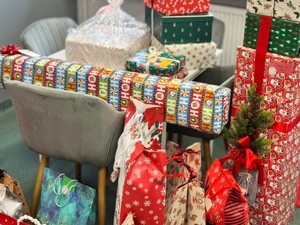 Na zdjęciu paczki świąteczne przygotowane dla dzieci z pieczy zastępczej w Gliwicach