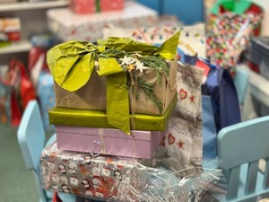 Na zdjęciu paczki świąteczne przygotowane dla dzieci z pieczy zastępczej w Gliwicach