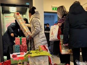 Wnoszenie i porządkowanie paczek przez pracowników Ośrodka Pomocy Społecznej do wewnątrz budynku.