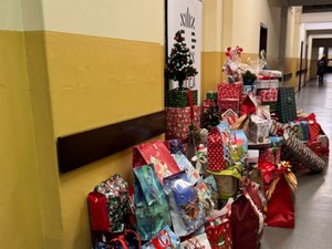 Na korytarzu Komendy Miejskiej Policji w Gliwicach leżą paczki świąteczne