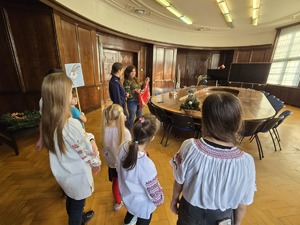 Przedstawienie dzieci śpiewających kolędy w sali komendy