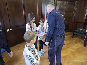 Komendant dziękuje każdemu dziecku z osobna