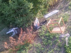 Dzikie wysypisko śmieci w pobliżu lasu