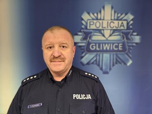 Na zdjęciu policjant w umundurowaniu służbowym