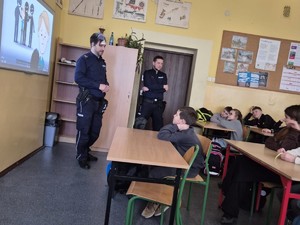 Dzielnicowi prowadzą pogadankę w klasie