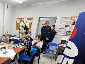 Na zdjęciu seniorzy podczas zajęć prowadzonych z policjantami i bankiem PKO na temat cyberoszustw