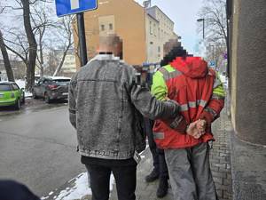 Zatrzymanego prowadzi nieumundurowany policjant