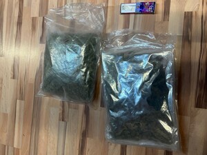 Dwa worki narkotyków leżące na podłodze