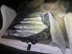 W bagażniku samochodowym leżą ujawnione narkotyki