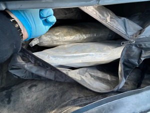 Narkotyki w workach w czarnej torbie, leżące w bagażniku samochodowym