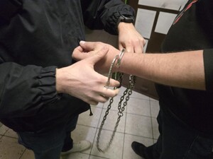 Zakładanie kajdanek na ręce