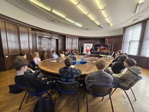 Spotkanie policjantów z uczniami klasy ósmej.