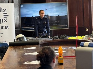 Policjant ruchu drogowego prowadzi zajęcia dla uczniów.