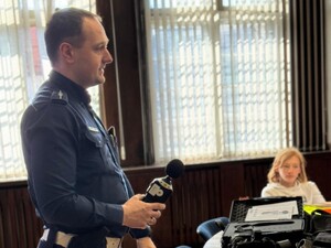 Pokaz urządzeń służących policjantom podczas kontroli pojazdów.