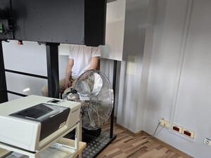Podejrzany u techników kryminalistyki na zdjęciu