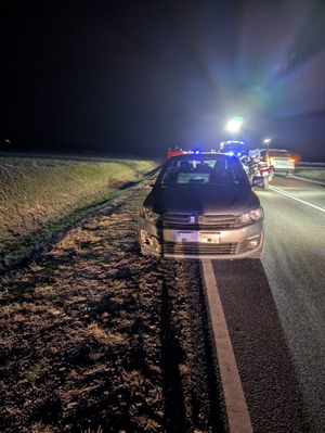Na zdjęciu miejsce wypadku drogowego. Na ulicy stoją służby ratunkowe.