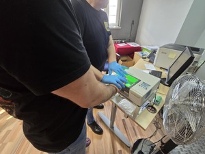 Technik kryminalistyki wykonuje daktyloskopię zatrzymanemu