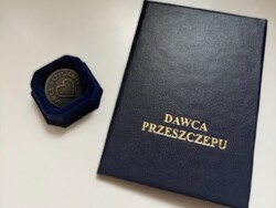 Na zdjęciu legitymacja i odznaka dawcy