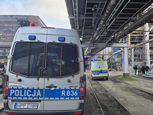 Oznakowane pojazdy służb podczas prowadzonej akcji na terenie kop[alni