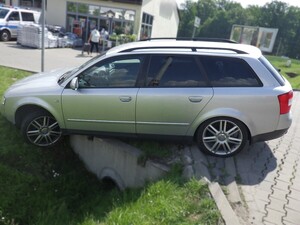 Na zdjęciu srebrny samochód osobowy, który wjechał do rowu przydrożnego