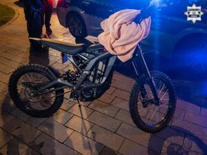 Zdjęcie stojącego motocykla typu cross