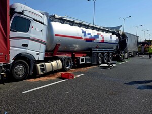 Na autostradzie stoją pojazdy ciężarowe. Miejsce wypadku drogowego.