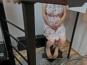 Kobieta podczas zdjęć u techników kryminalistuyki
