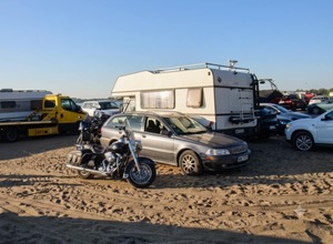 Pojazdy zaparkowane po kolizji stoją na parkingu
