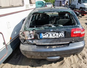 pojazd volvo stoi po zdarzeniu tuż przy kamperze