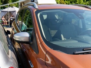 Stojące samochody po stłuczce