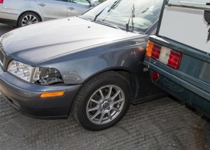 Pojazdy po stłuczce saochoodowej na parkingu