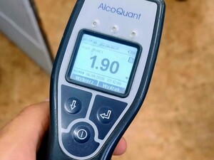 Urządzenie do badania stanu trzeźwości pokazujące wynik 1,90 mg/l alkoholu w organizmie.