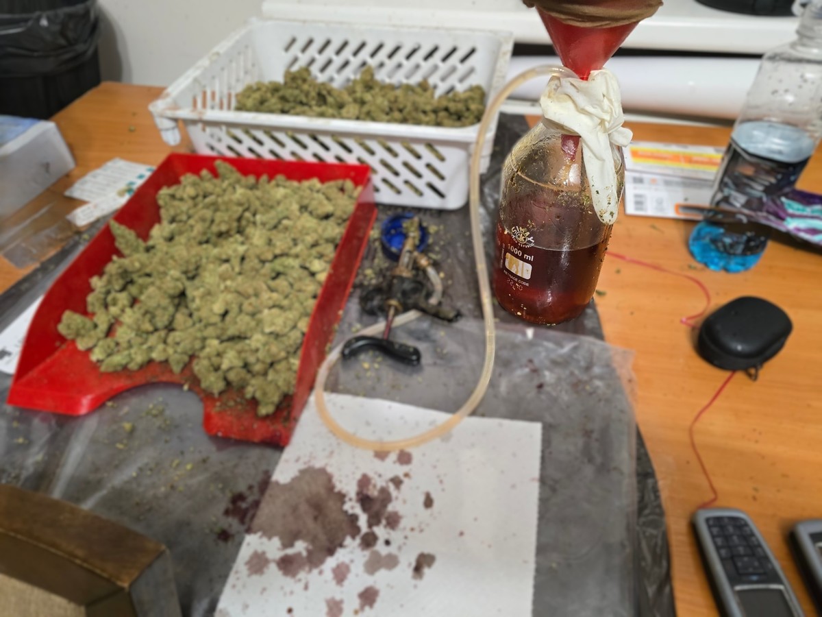 Prawie 50 kilogramów narkotyków ujawnione w jednym z domów jednorodzinnych – dwóch mężczyzn zatrzymanych