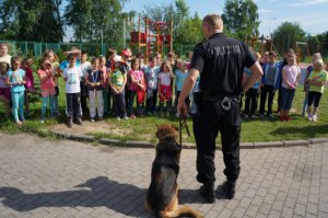 policjanci podczas prelekcji w przedszkolu