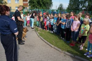 policjanci podczas prelekcji w przedszkolu