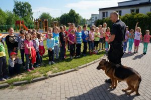 policjanci podczas prelekcji w przedszkolu