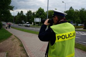 policjanci korzystają z fotorejestratora wykroczeń