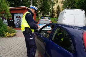 policjanci korzystają z fotorejestratora wykroczeń