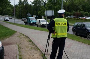 policjanci korzystają z fotorejestratora wykroczeń