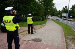 policjanci korzystają z fotorejestratora wykroczeń