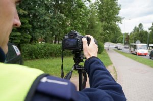 policjanci korzystają z fotorejestratora wykroczeń