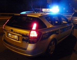Zdjęcie kolorowe, przedstawiające radiowóz policyjny.