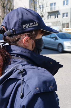 Zdjęcia kolorowe przedstawiające policjanta.