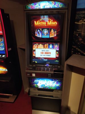 Zdjęcie kolorowe, przedstawiające zabezpieczony automat do gry.