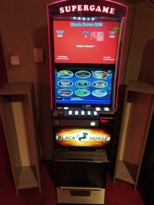 Zdjęcie kolorowe, przedstawiające zabezpieczony automat do gry.