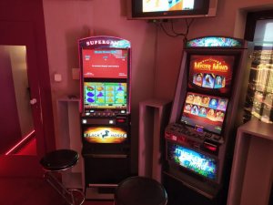 Zdjęcie kolorowe, przedstawiające zabezpieczone dwa automaty do gier.