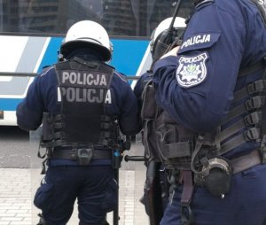 Zdjęcie kolorowe, przedstawiające policjantów.
