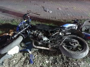 Zdjęcie kolorowe, przedstawiające uszkodzony motorower.