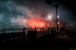 Zdjęcie przedstawiające odpalenie rac na meczu w Jastrzębiu-Zdroju