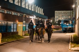 Zdjęcie przedstawiające policję konną na zabezpieczeniu meczu w Jastrzębiu-Zdroju